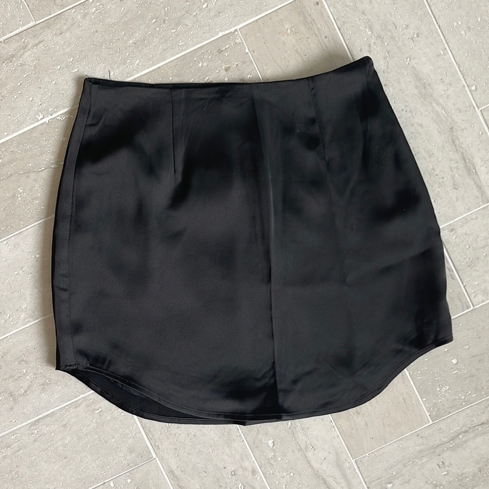 FOREVER 21 W/ TAGS BLACK MINI SKIRT